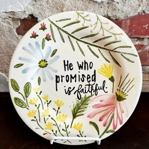 teller bemalen keramikkunst ideen floralen motiven und spruch artistreepottery