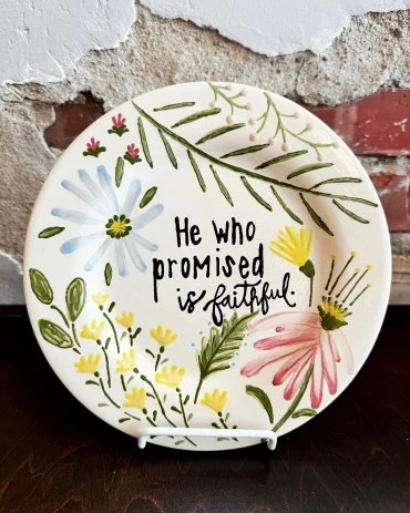 teller bemalen keramikkunst ideen floralen motiven und spruch artistreepottery