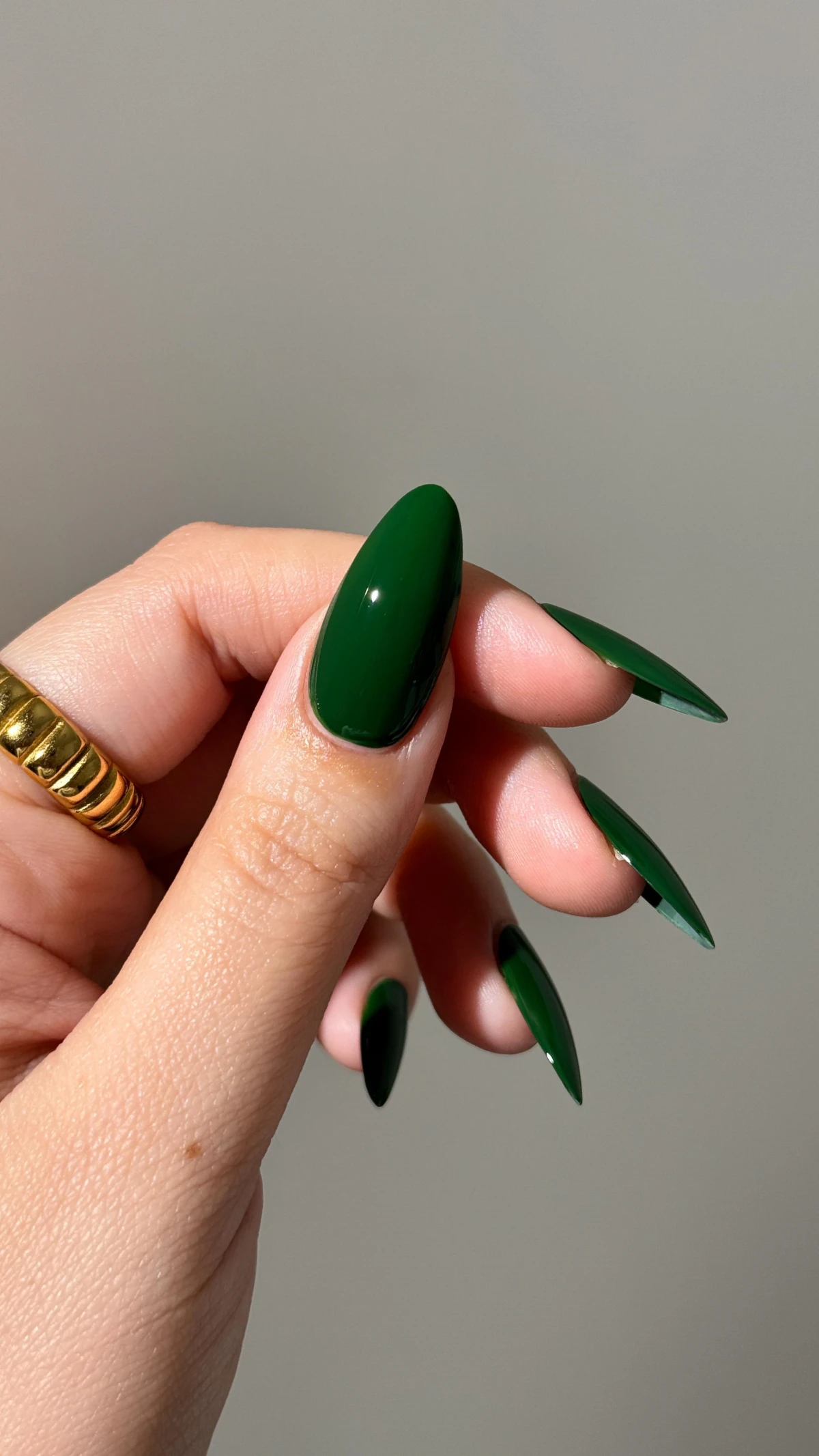 tiefes waldgruen green nails ideen gruene nageldesigns 2024 avrnailswatches