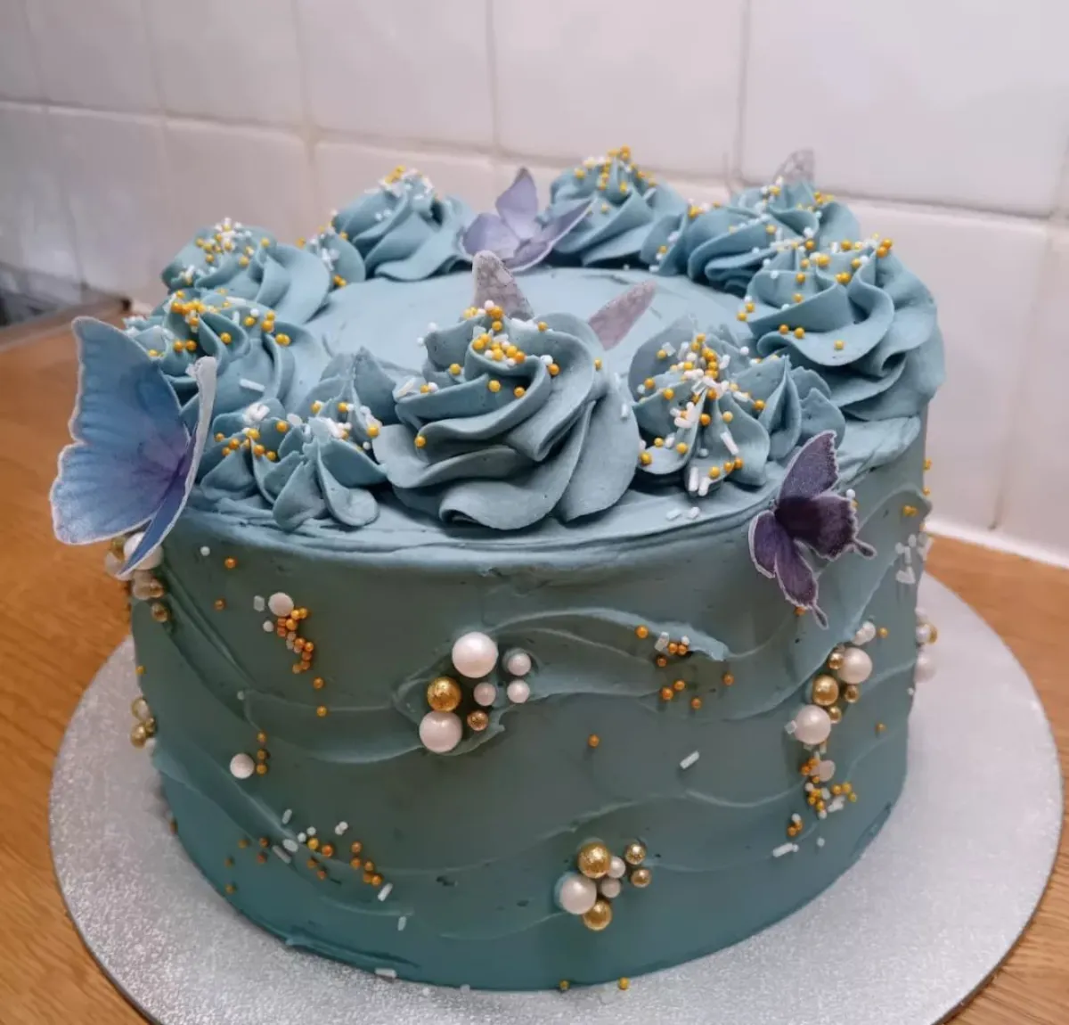 tortendekoration blaue buttercreme schmetterlinge perlen