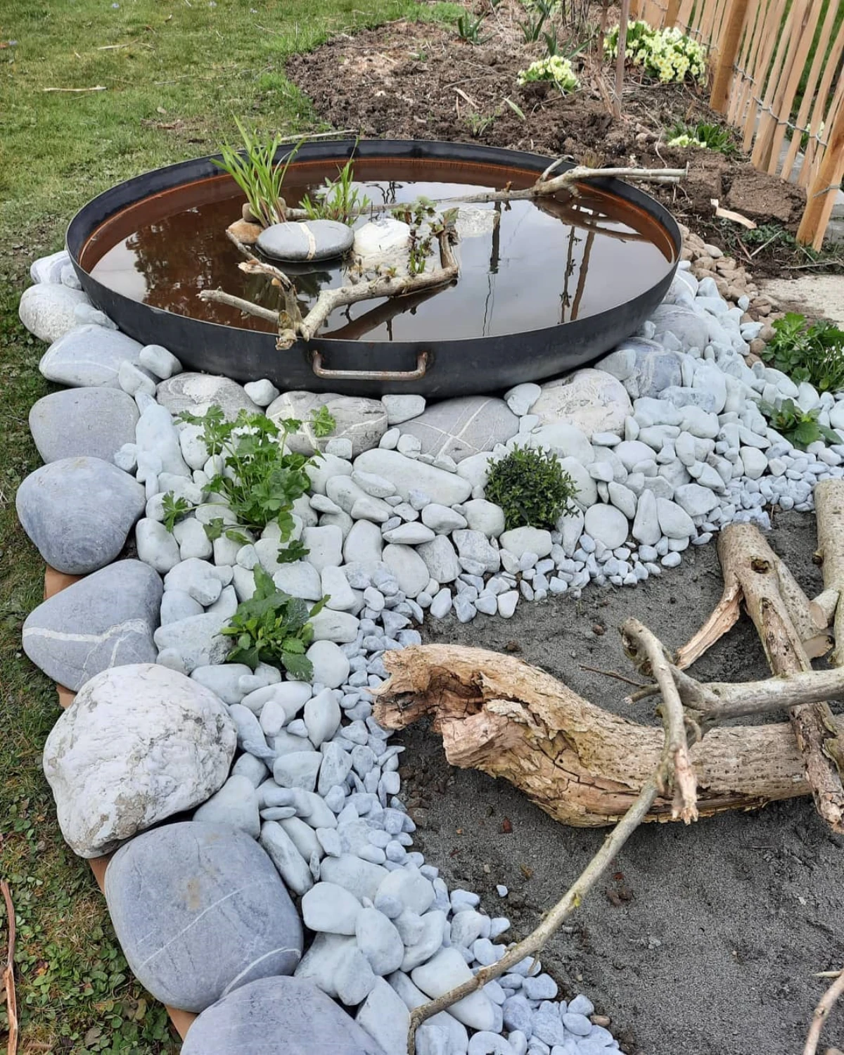 wasserschale fuer den garten mit steinen und dekoration mamas kram