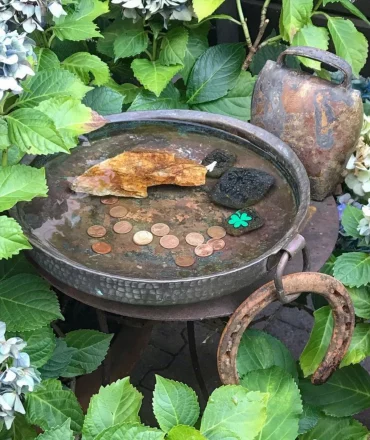 wasserschale im garten dekorieren zinkwanne mit wasser muenzen rostdeko drea 1966