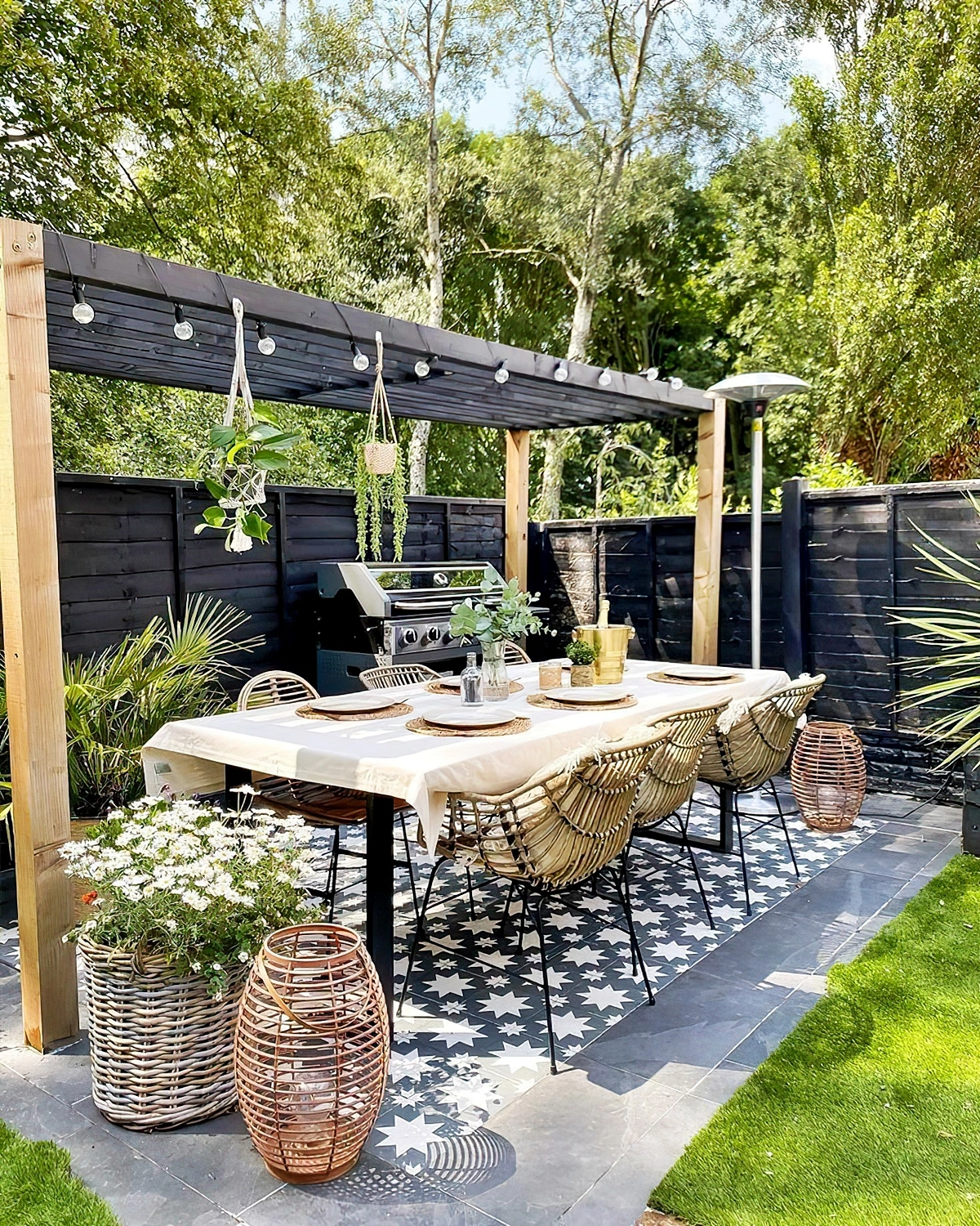 windschutz im garten moderner sitzplatz gartenmoebel tisch pergola