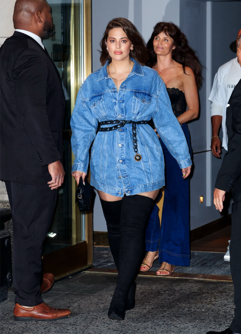 ashley graham mit oversize jeansjacke als kleid