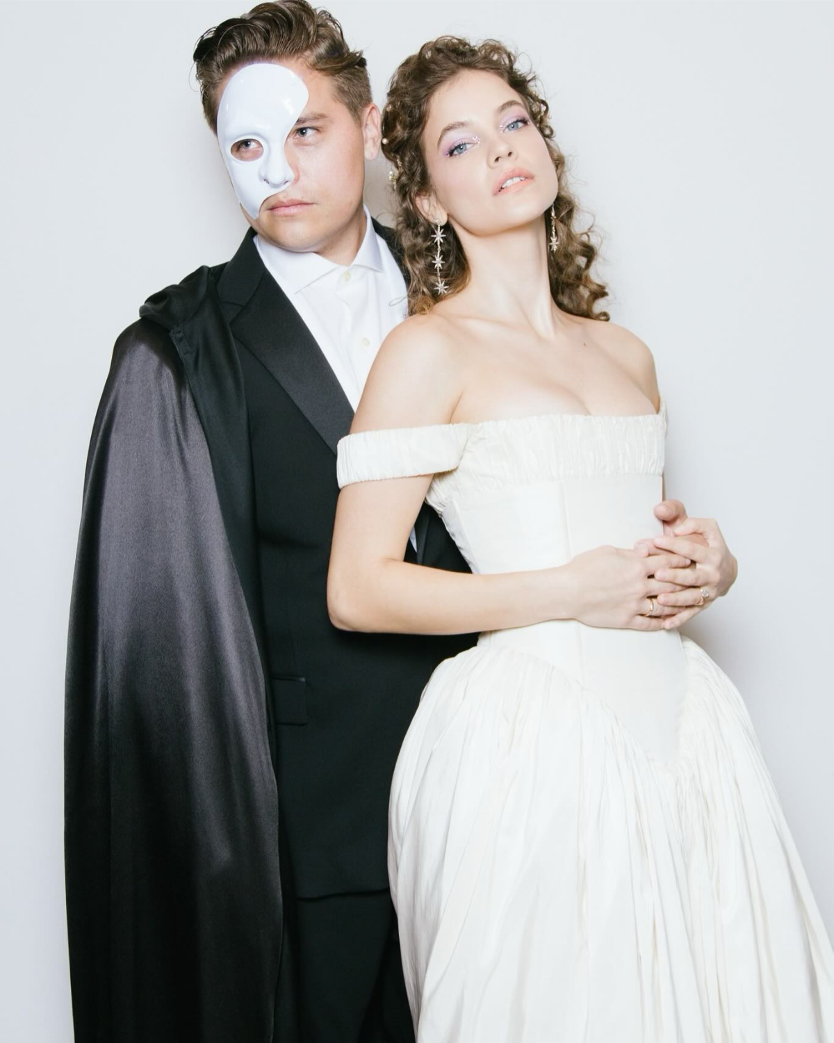 barbara palvin und dylan sprouse als christine daaé und das phantom der oper halloween 2024