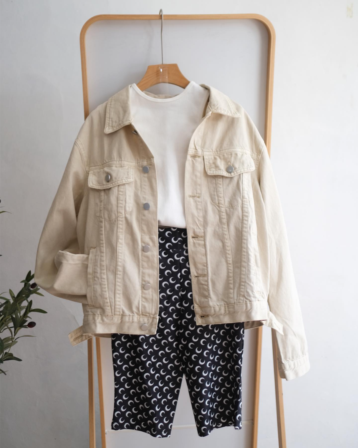 beige jeansjacke outfit