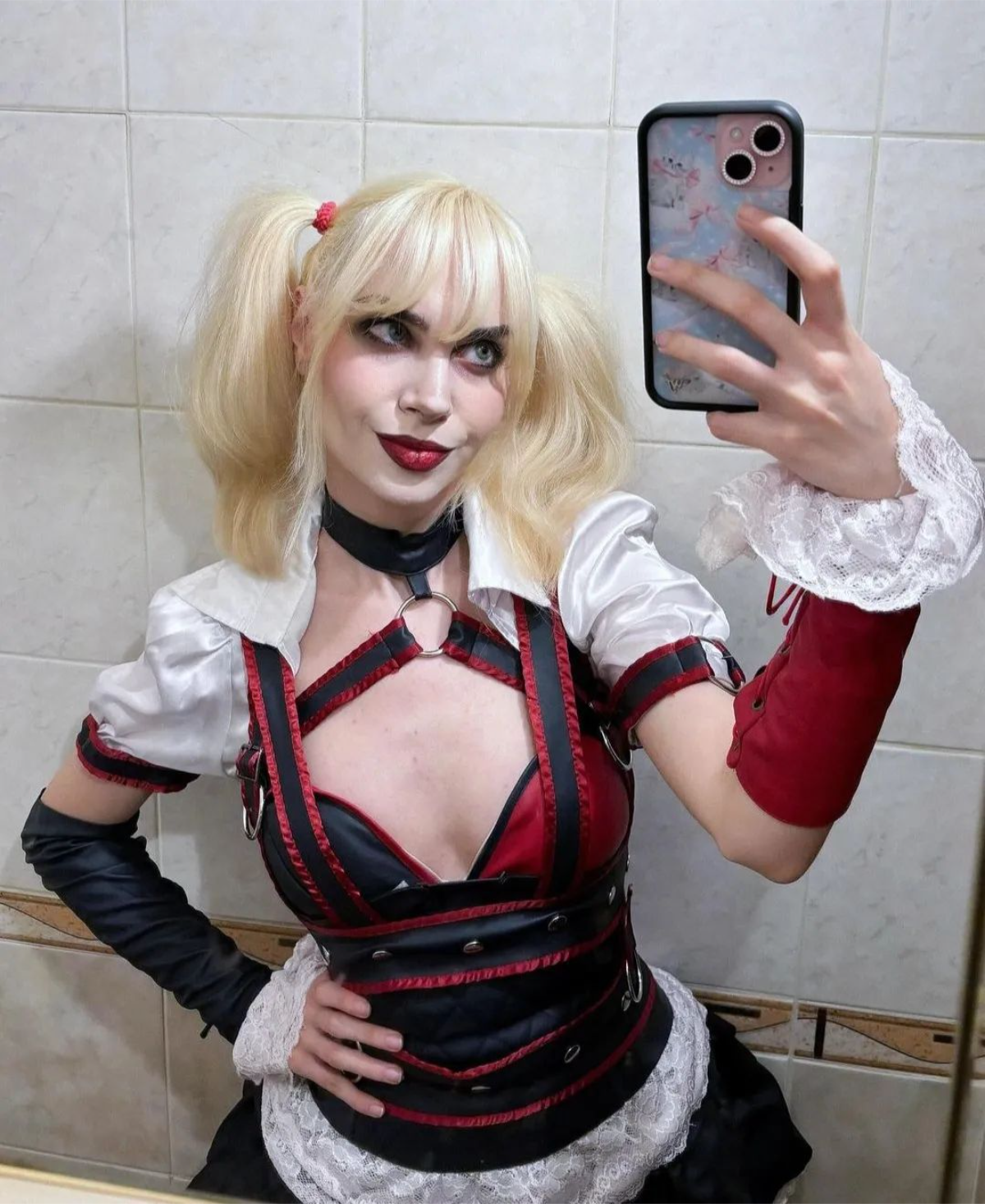 frau als harley quinn verkleidet macht ein selfie