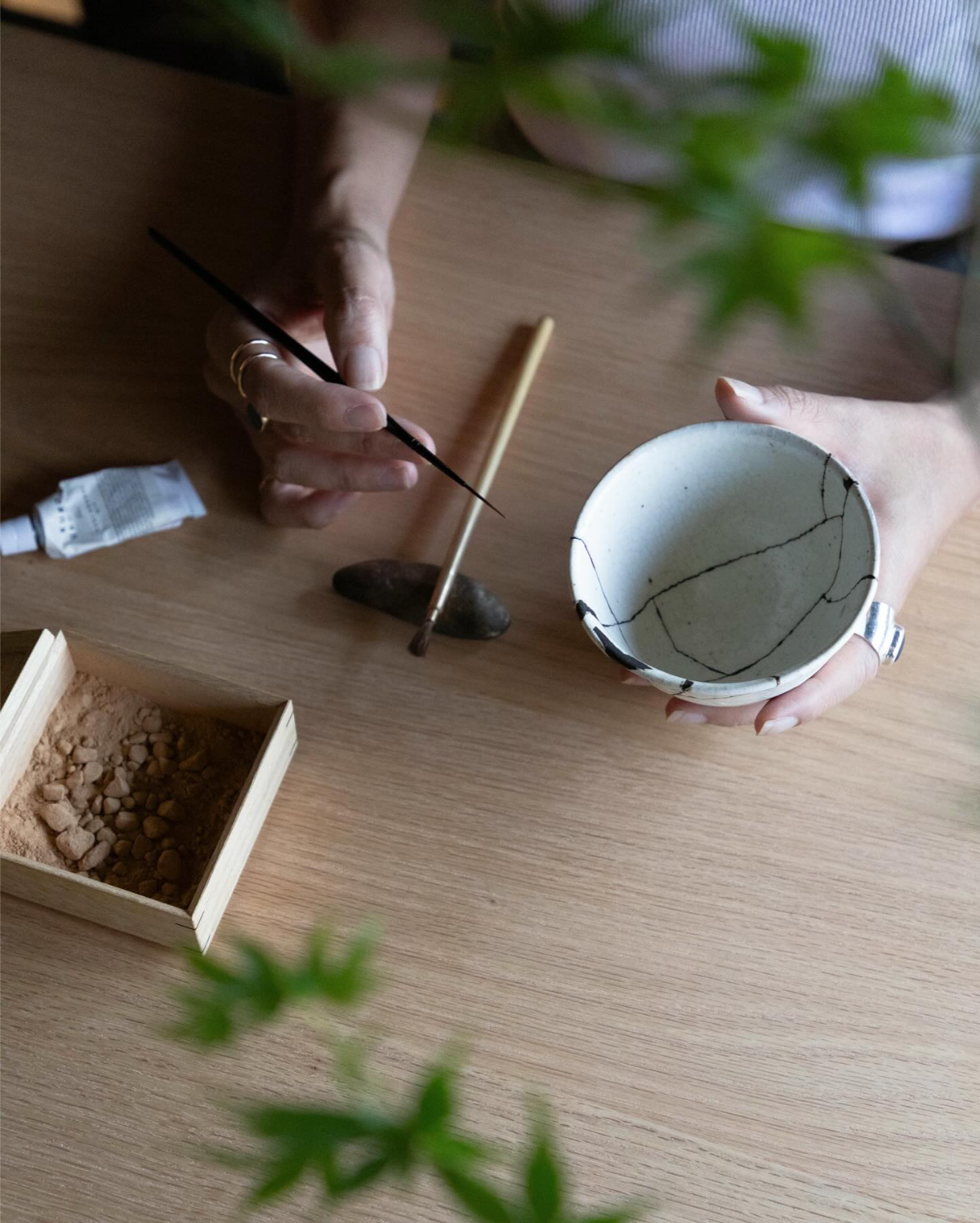 frau, die kintsugi selber macht