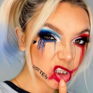 frau mit harley make up für halloween und einem tattoo