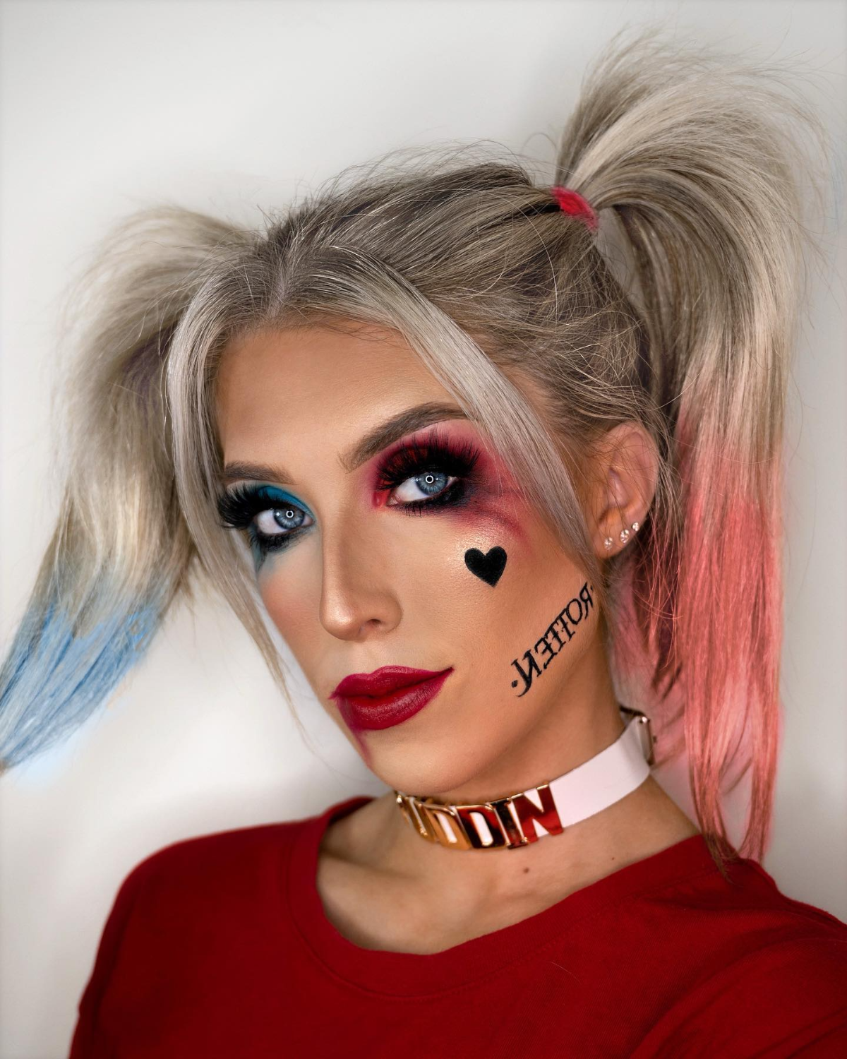 frau mit harley quinn make up und frisur