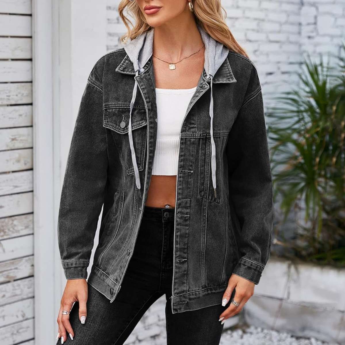 frau mit jeansjacke mit kapuze