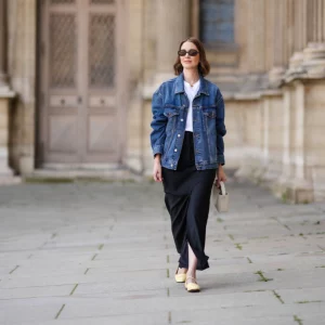 frau mit jeansjacke und schwarzem rock