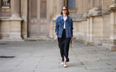 frau mit jeansjacke und schwarzem rock