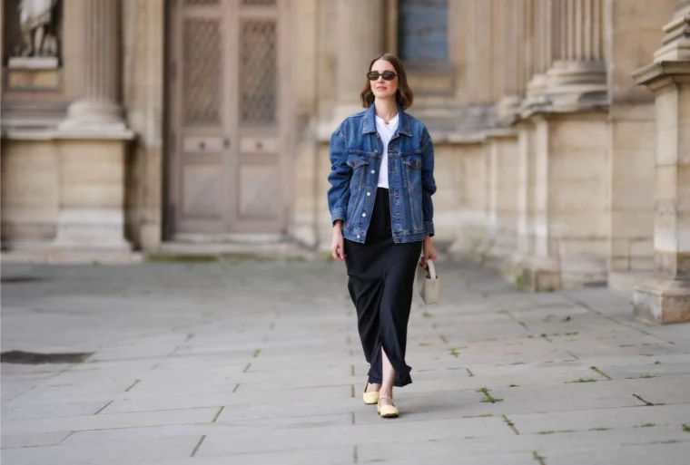 frau mit jeansjacke und schwarzem rock