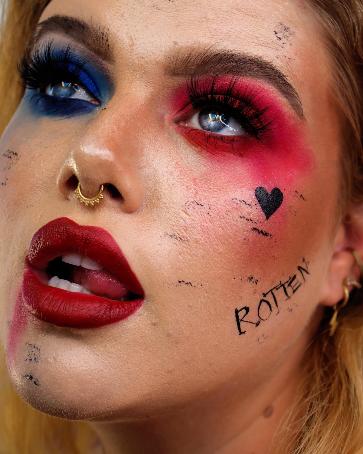 frau mit detailliertem make up als harley quinn