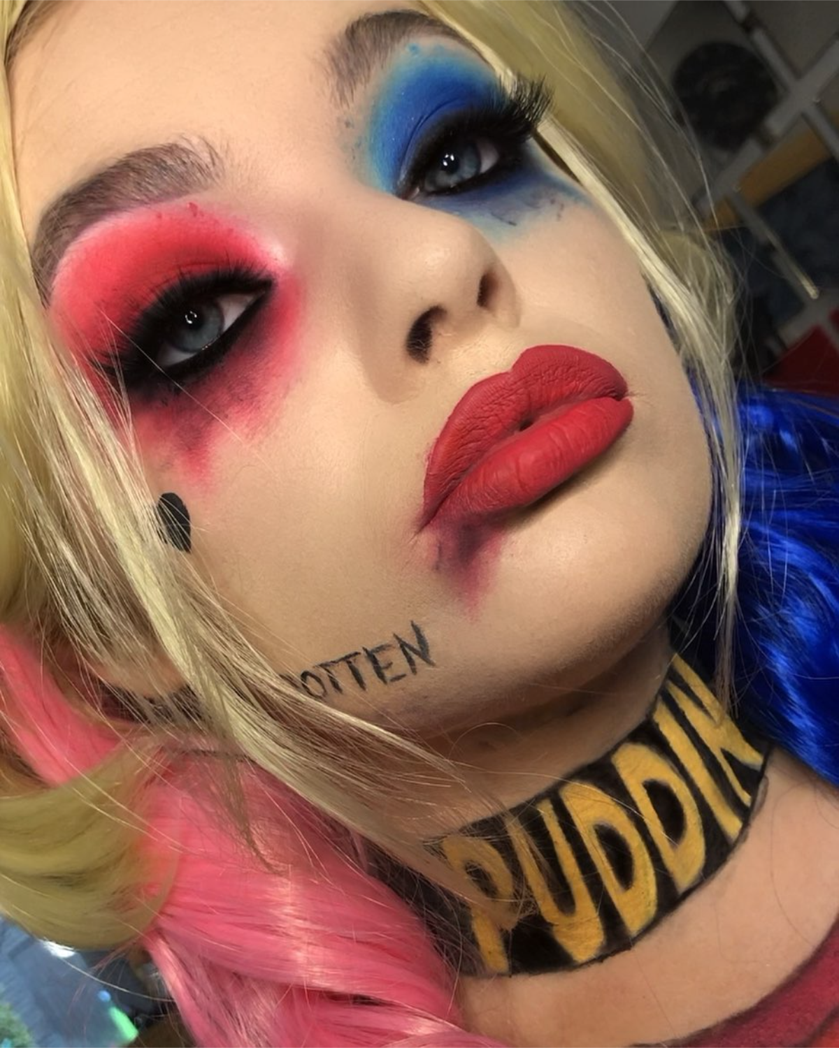 frau mit detailliertem make up und accessoires als harley quinn