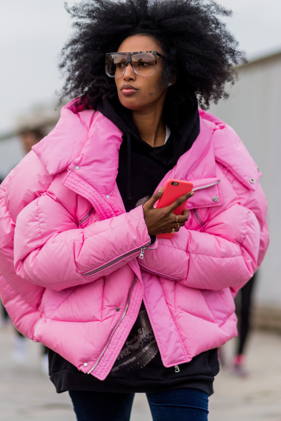 frau mit pinkfarbener daunenjacke