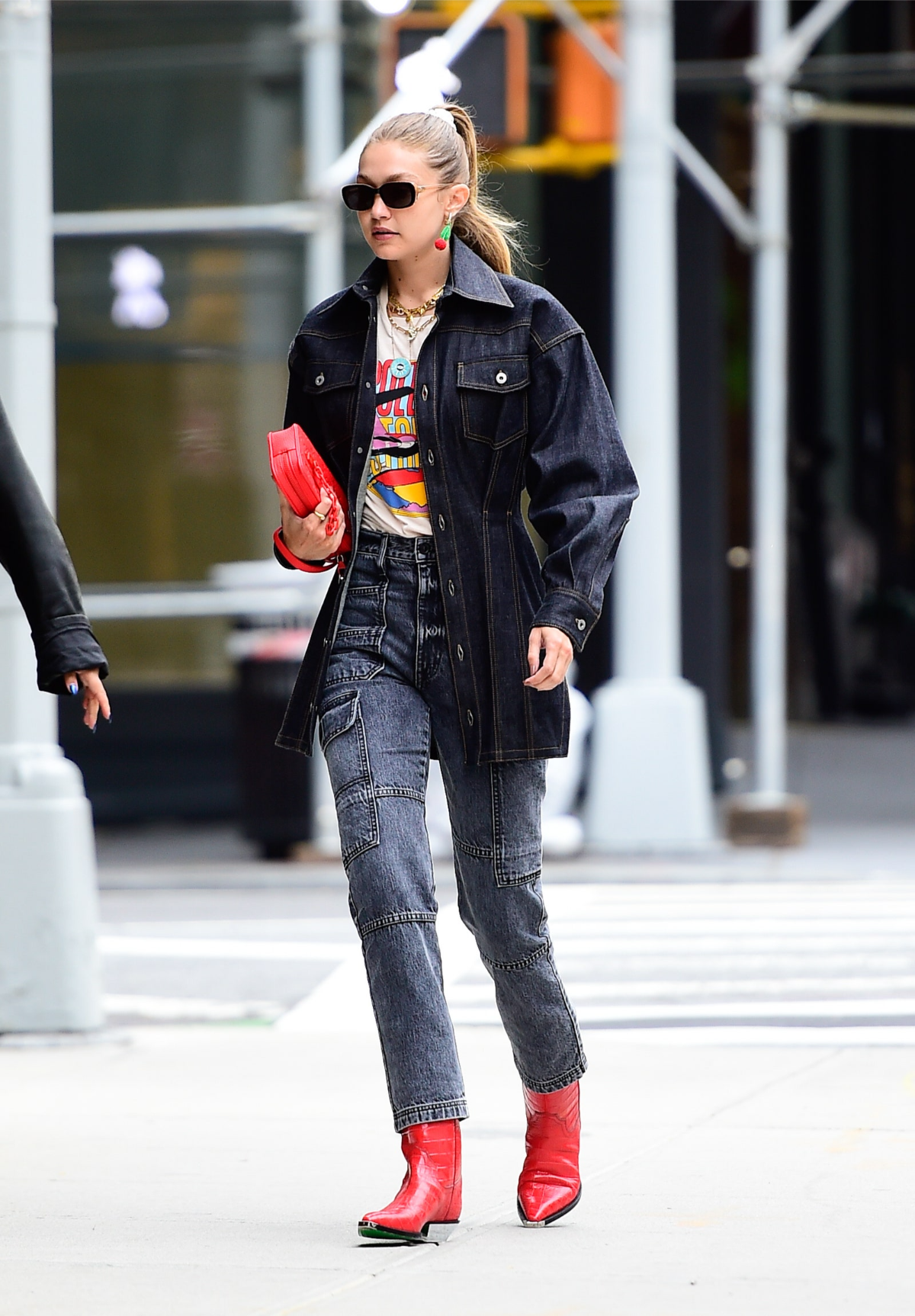 gigi hadid mit schwarzem jeansjacken outfit