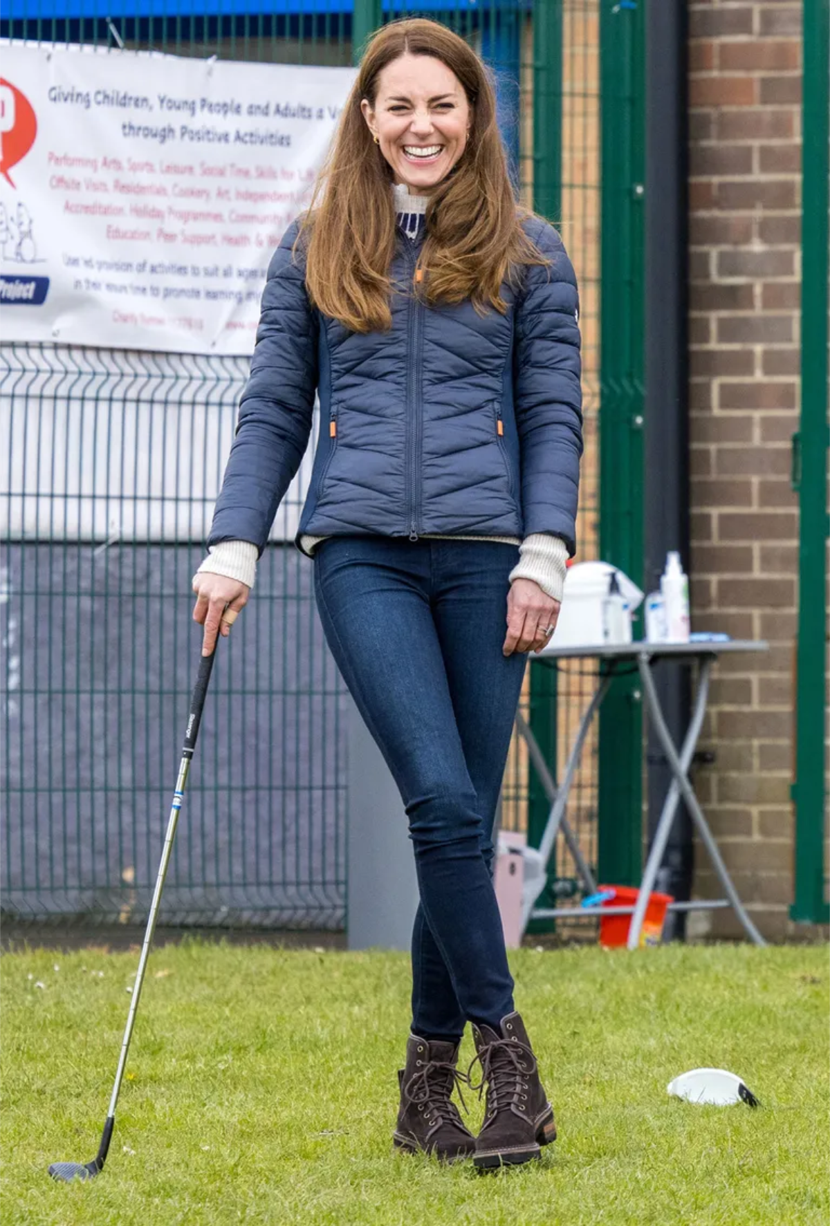 kate middleton mit daunenjacke beim golfspielen