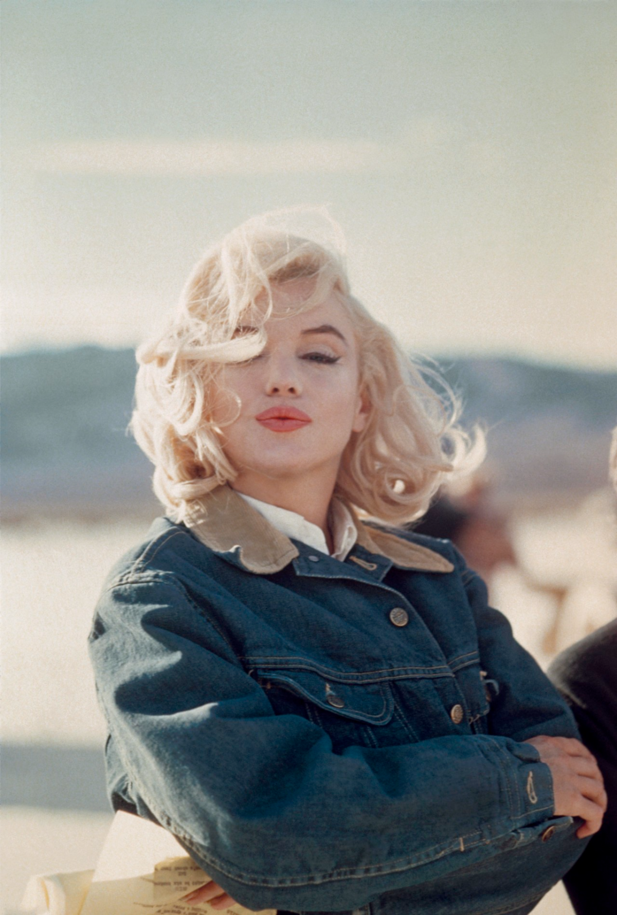 marilyn monroe trägt eine jeansjacke