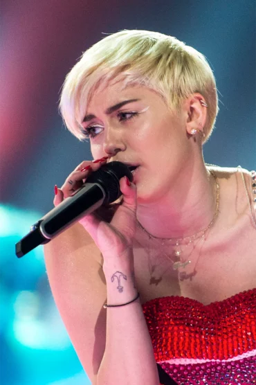 miley cyrus kleines anker tattoo