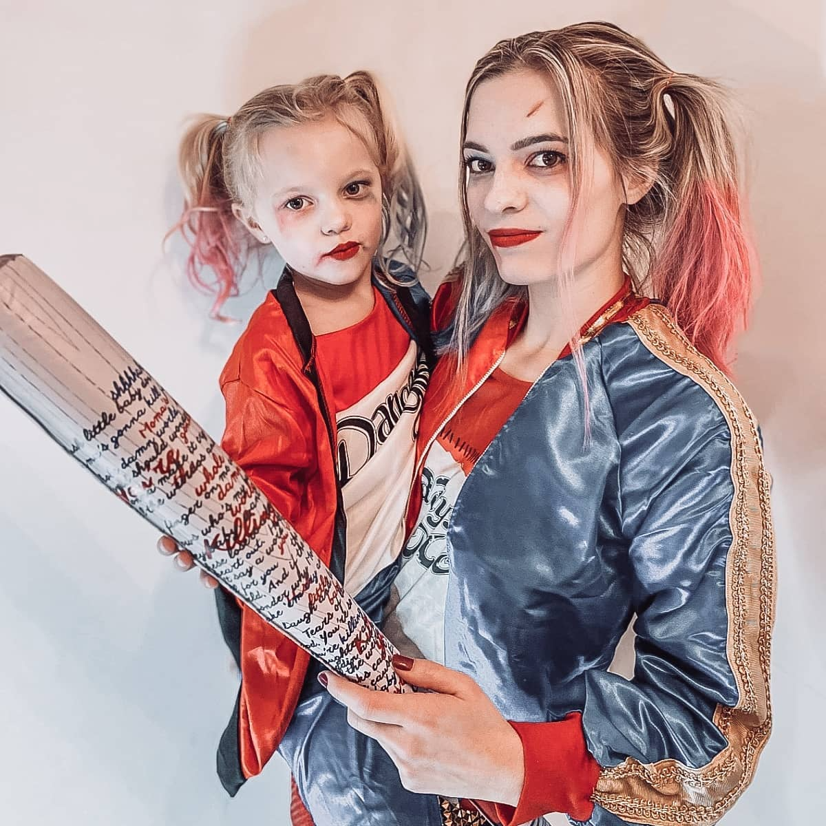 mutter und tochter verkleidet als harley quinn zu halloween