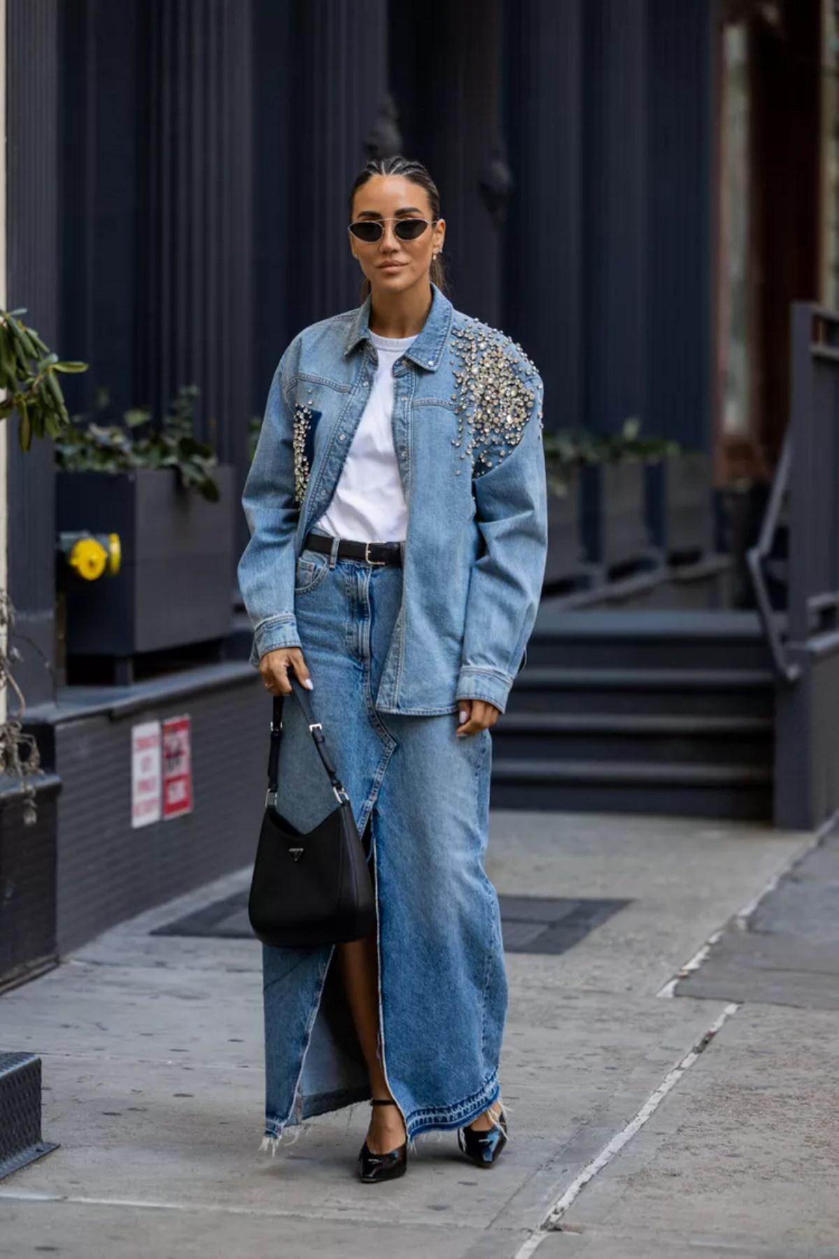 oversize jeansjacke outfit in kombination mit jeansrock