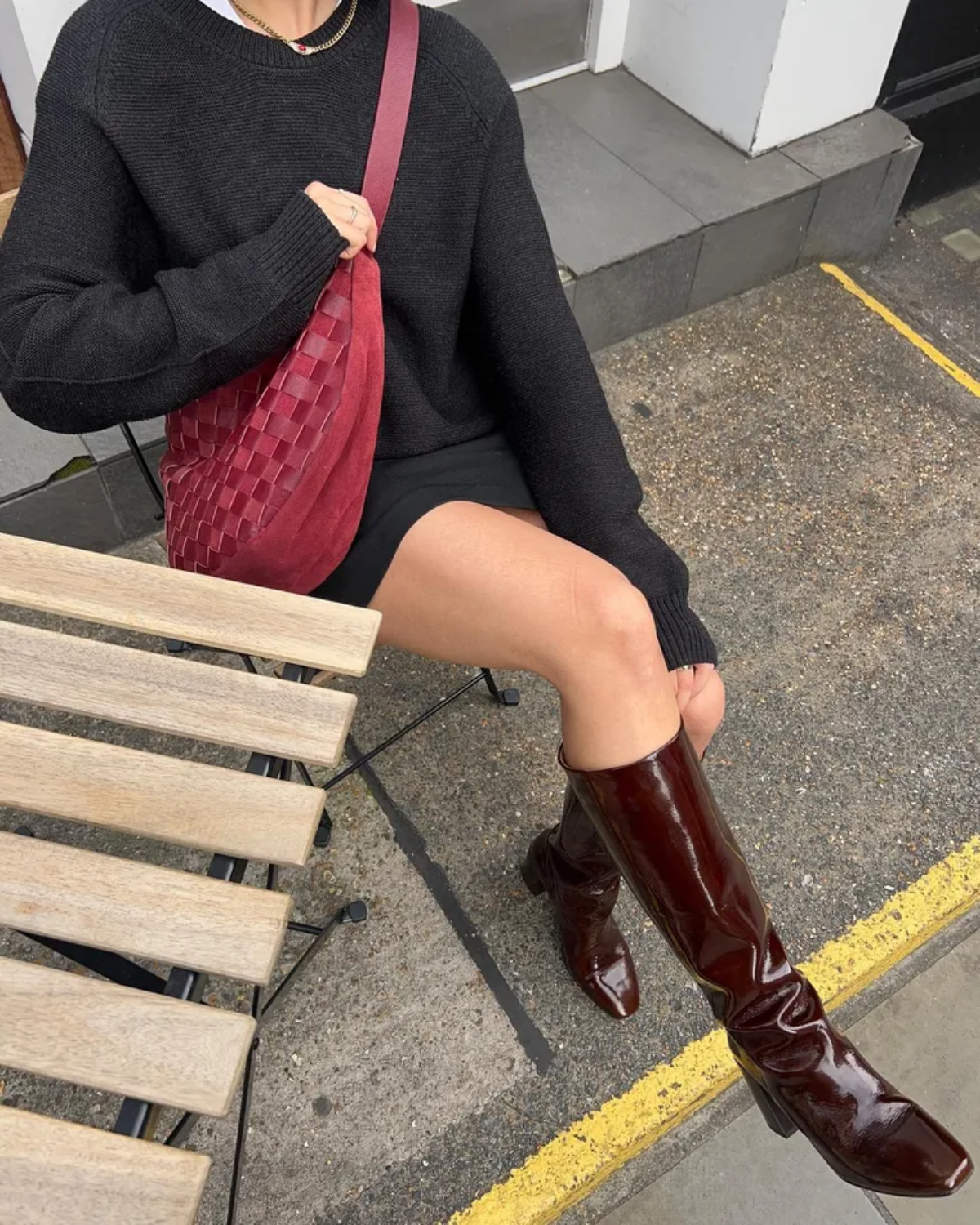 rote stylische stiefel trend 2024