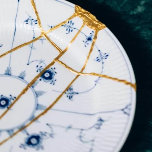 teller mit goldenem kintsugi und blauen details