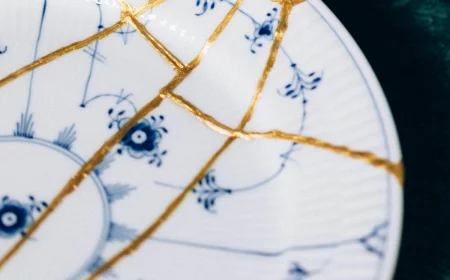 teller mit goldenem kintsugi und blauen details