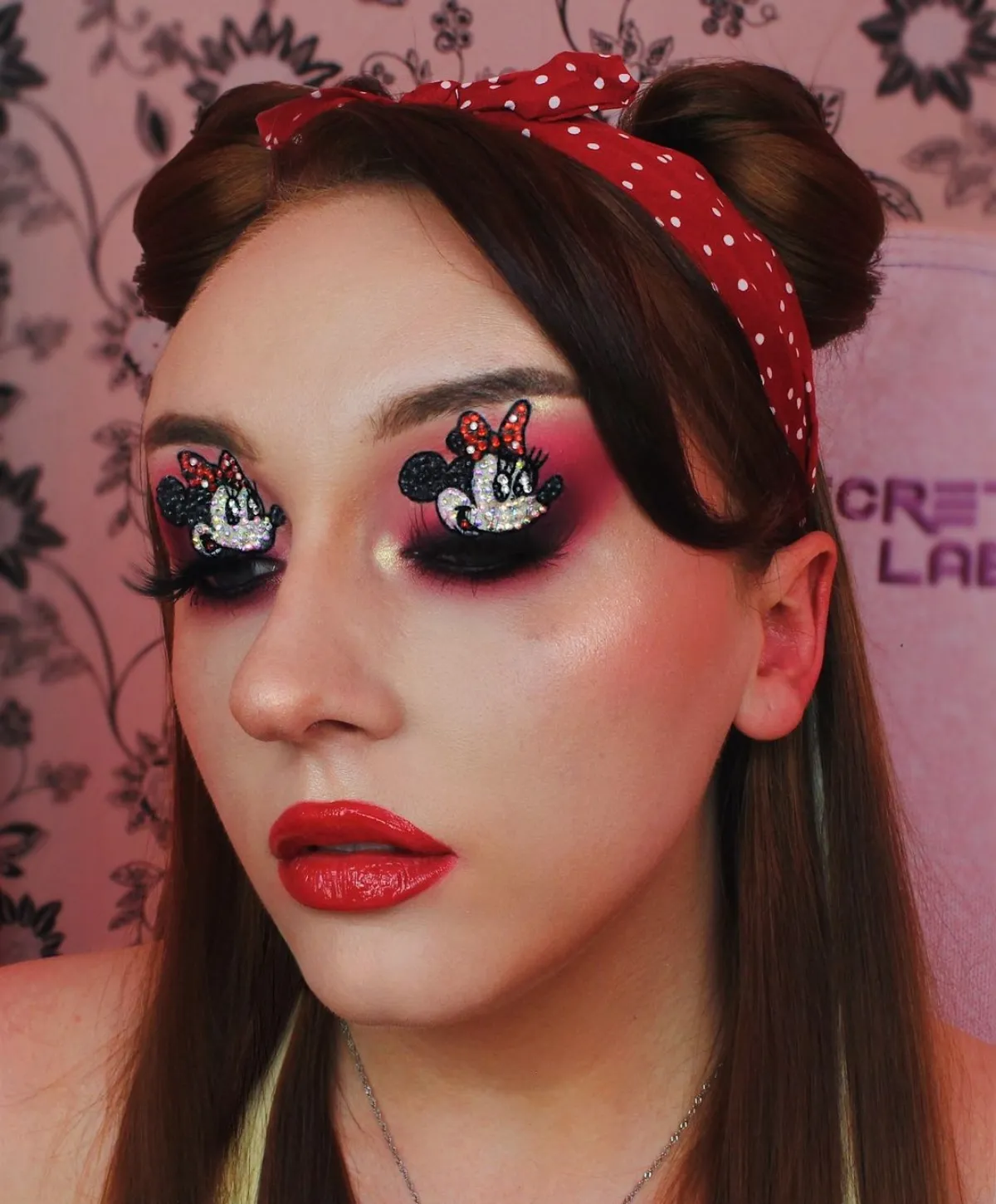 augen make um mit minnie maus zu halloween rotes haarband double bun frisur