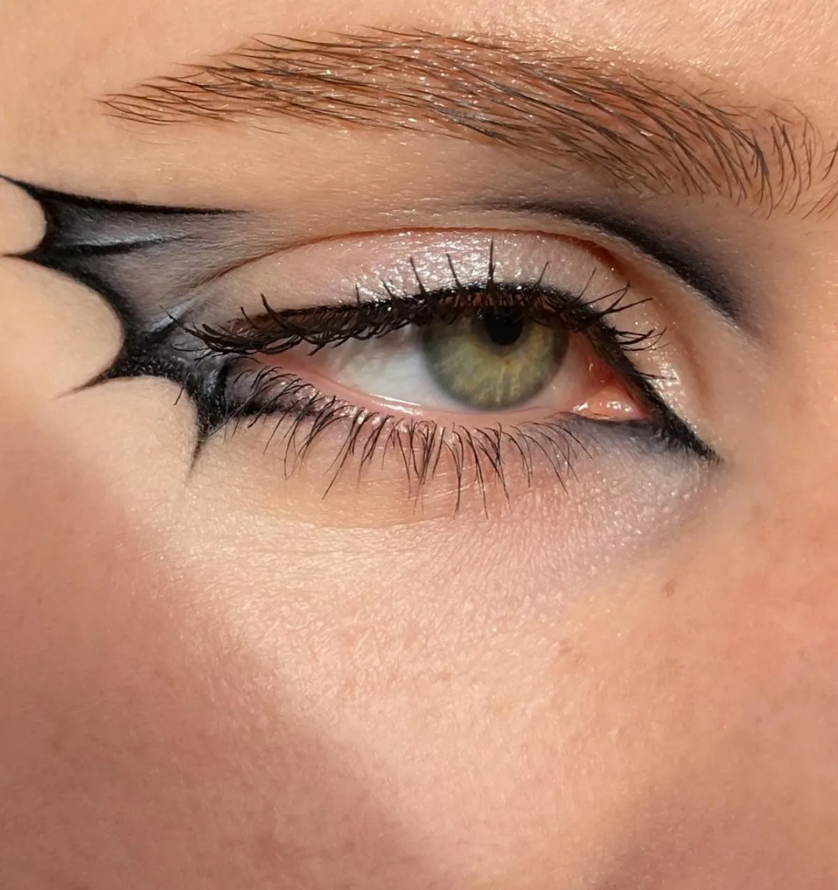 augen make up fledermaus flügel kajal