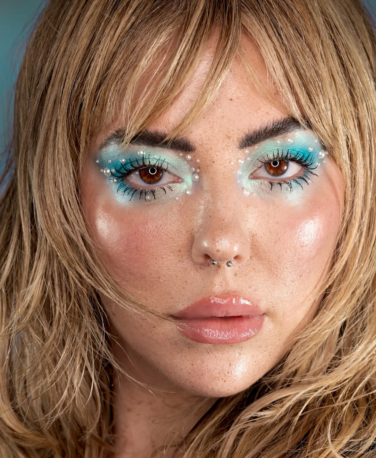 augen make up in türkis mit perlen mermaid look