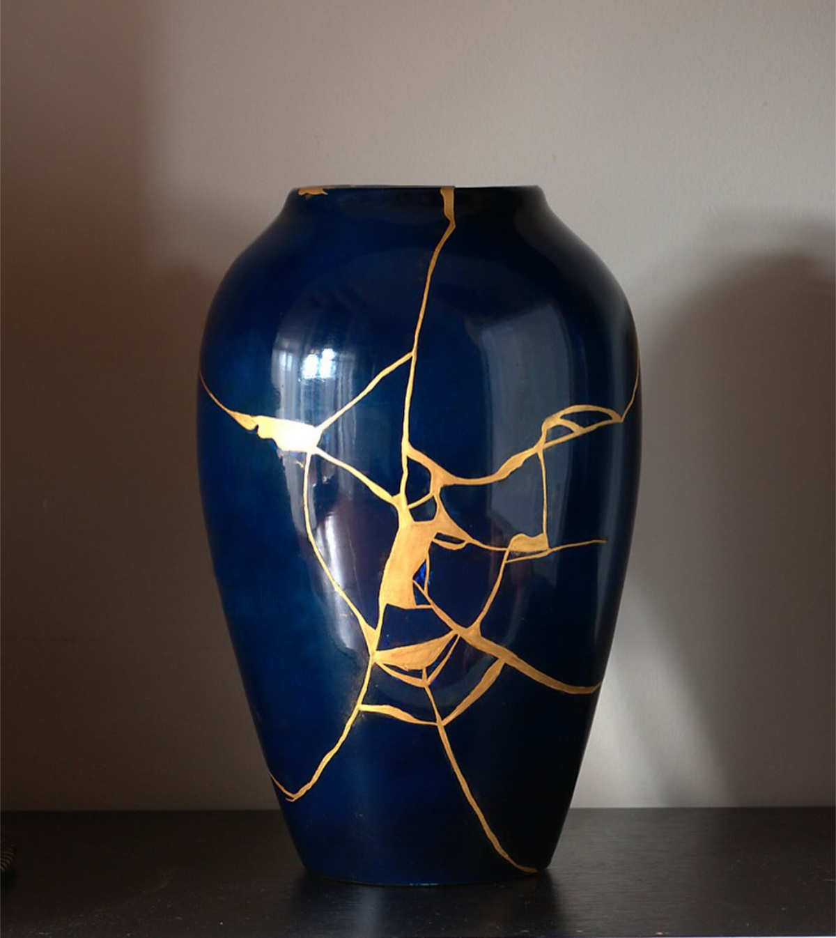 blaue vase mit kintsugi technik