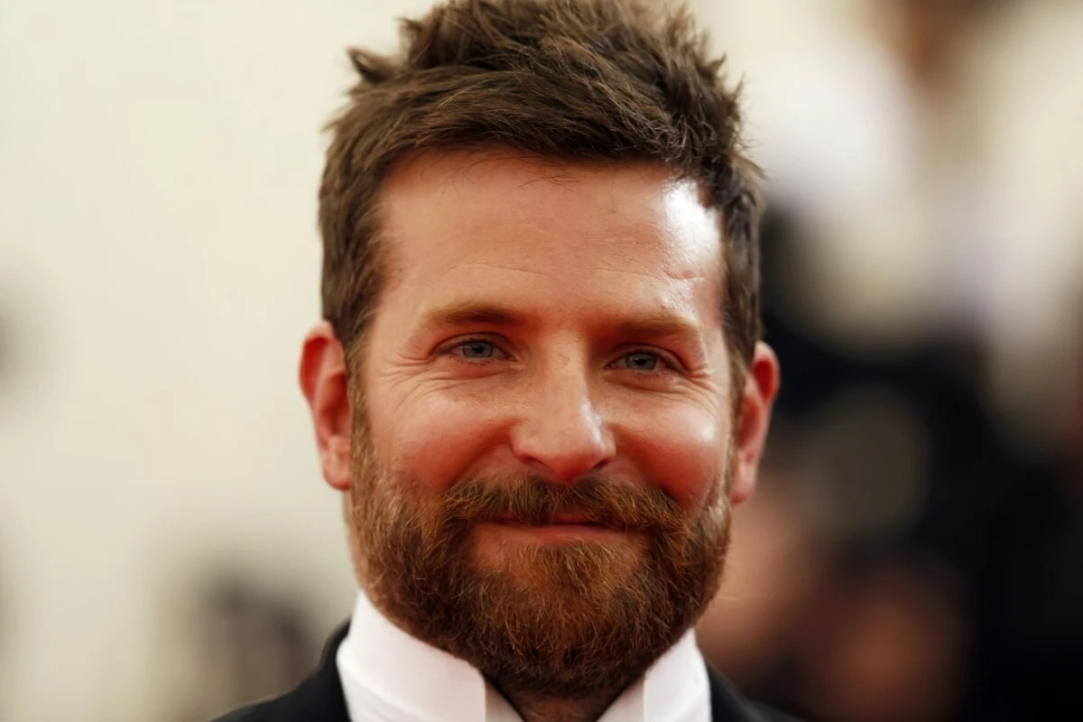 bradley cooper mit pompadour frisur