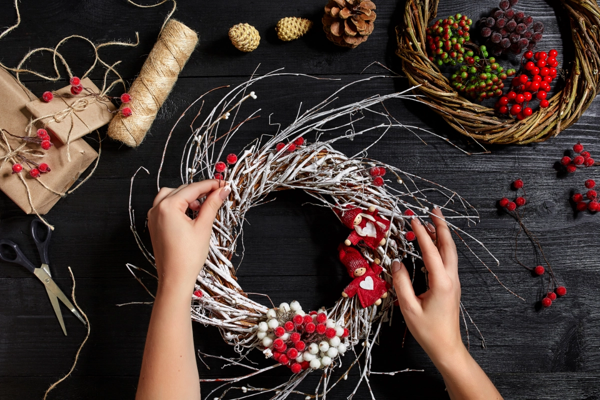 diy ideen zu weihanchten kranz selber basteln in weiss und rot