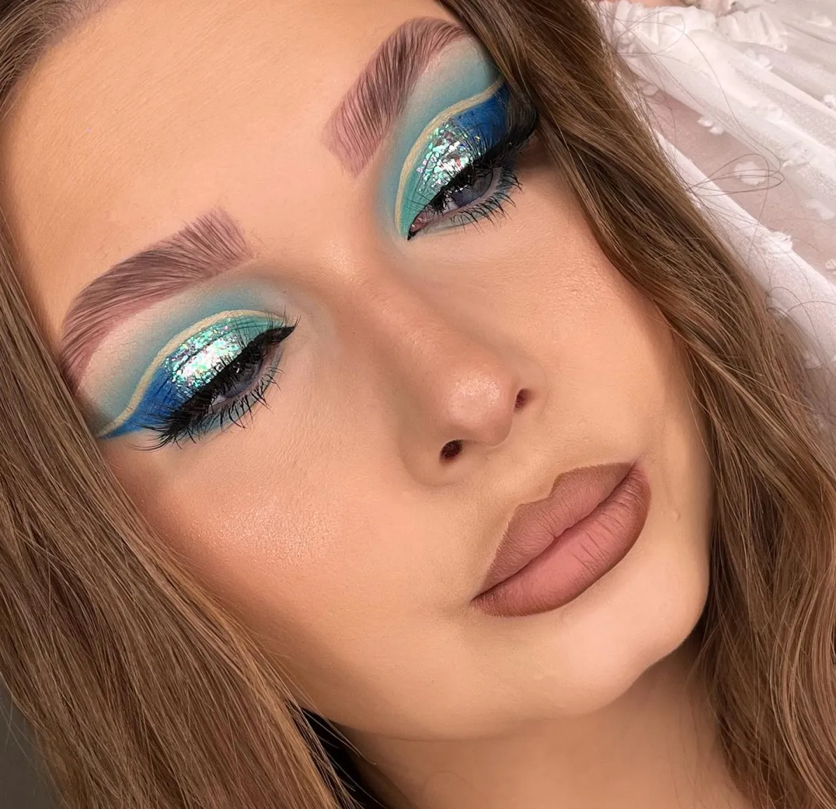 elsa look augen make up blauer lidschatten mit glitzer