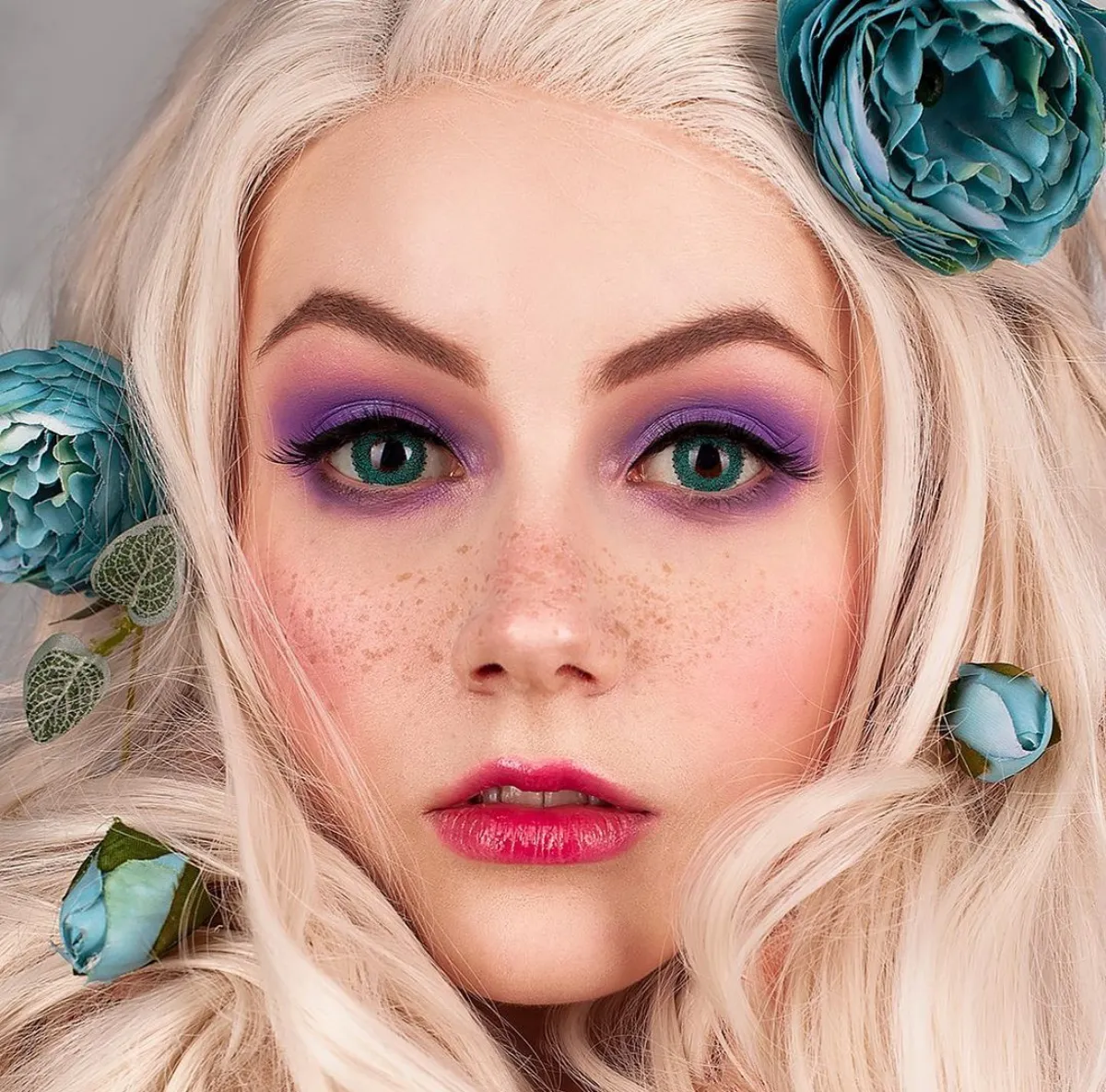 elsa make up lila lidschatten kajal sommersprossen