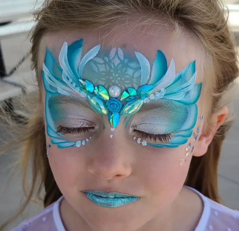 elsa schminken für kinder halloween 2024 mit glitzersteinchen