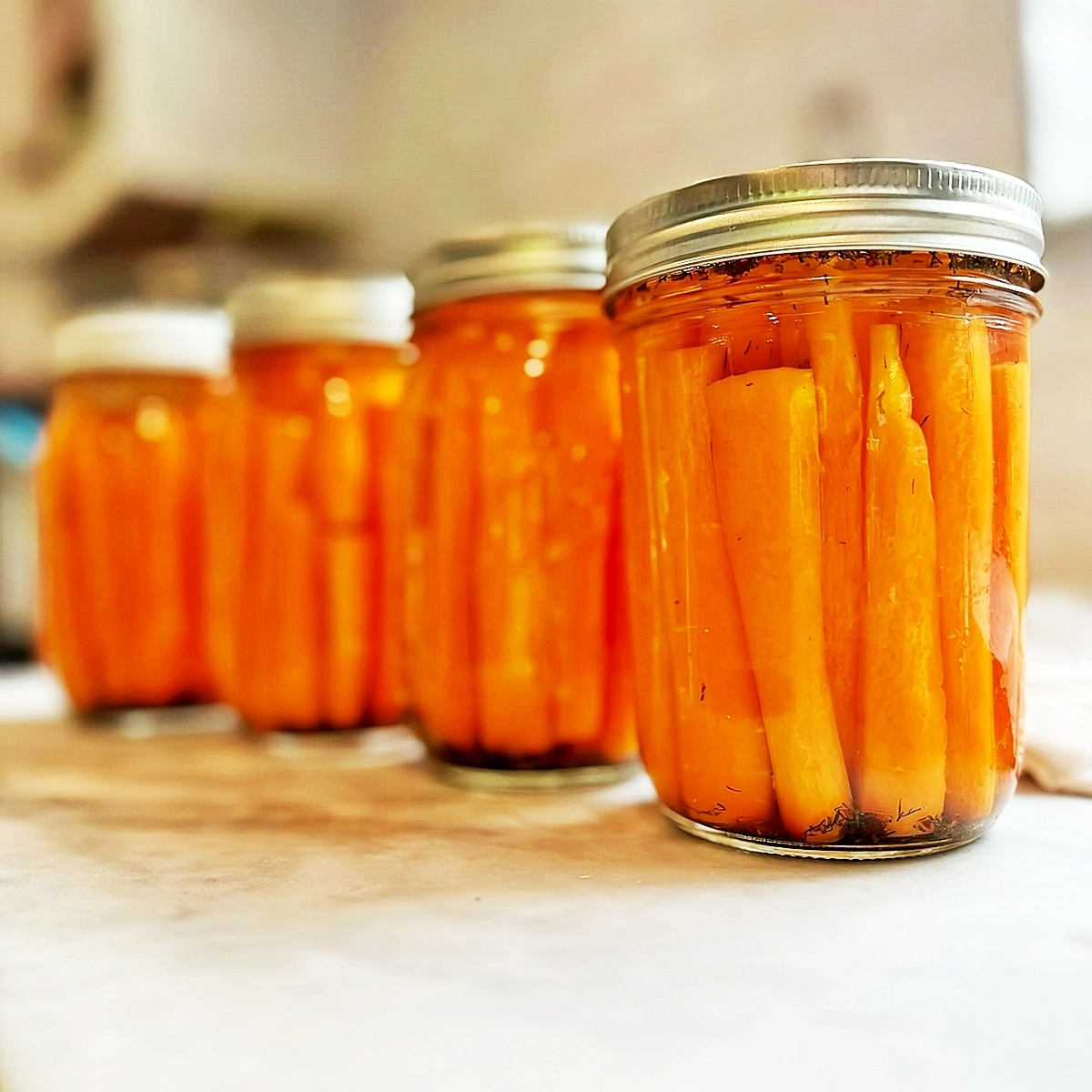 fermentierte karotten geschaelten moeren in einmachglaesern creekstreetfarm