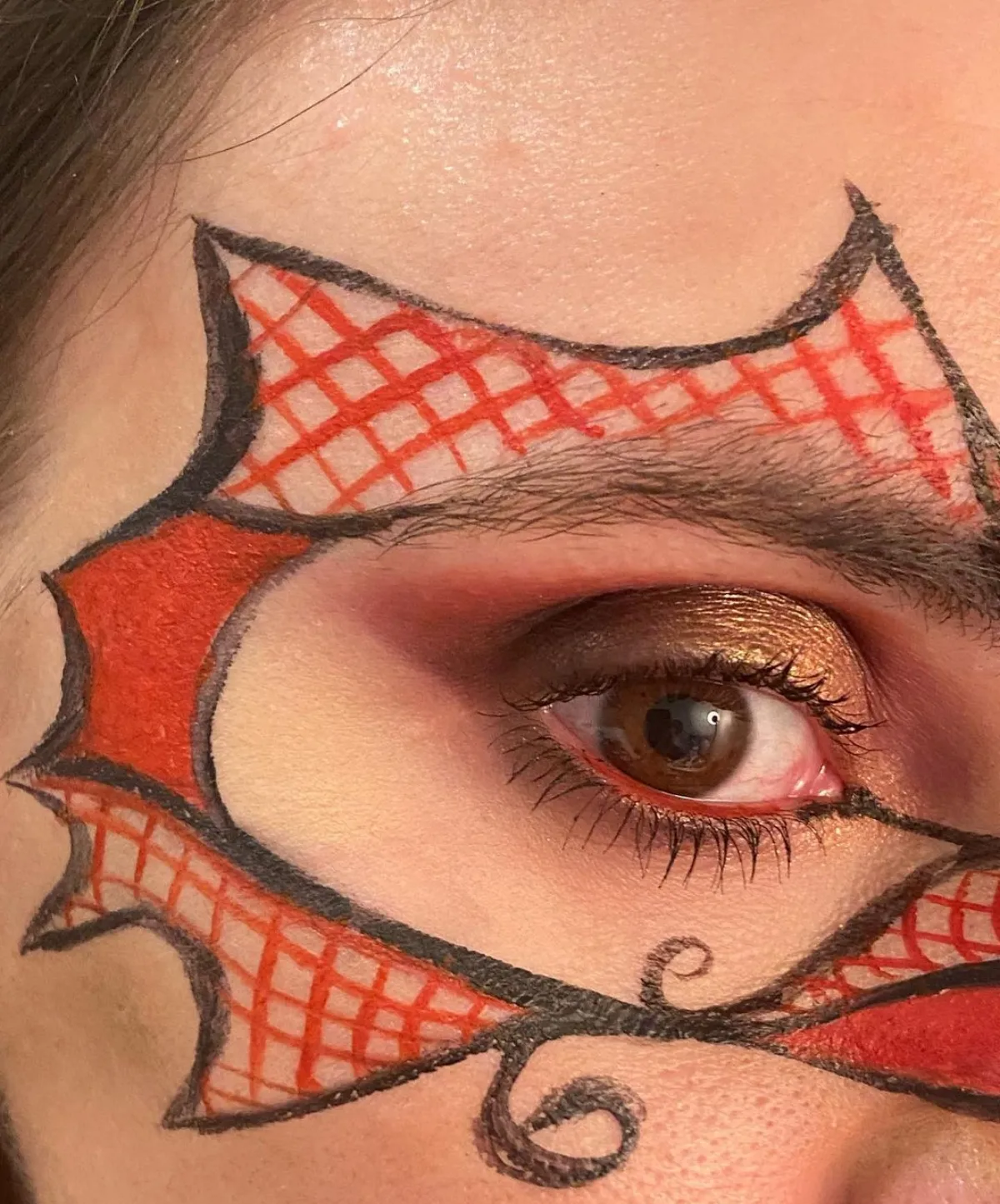 fledermaus make up in rot und schwarz frau