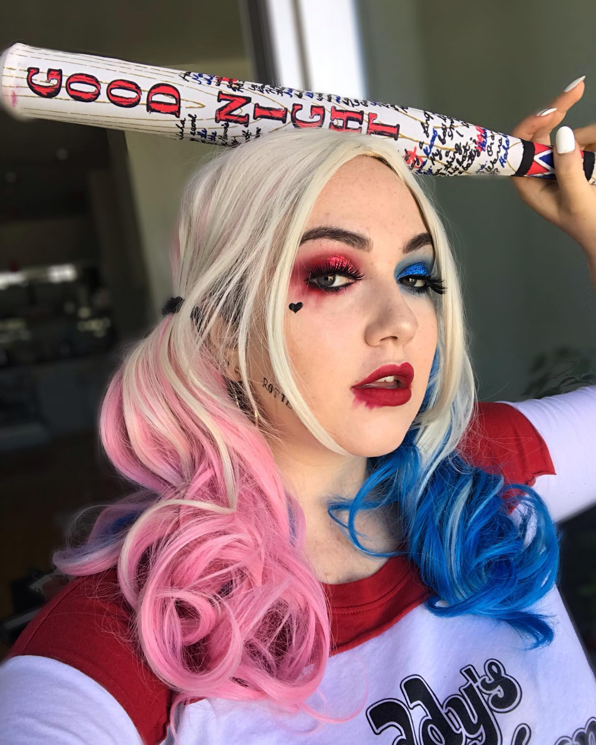 frau verkleidet und geschminkt als harley quinn für halloween