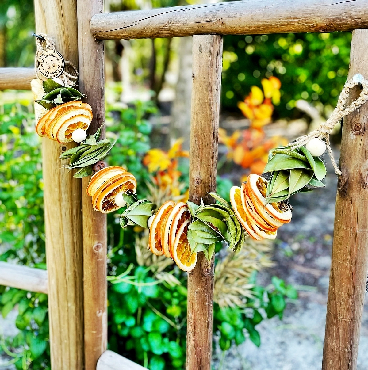 girlande basteln einfach gemacht deko aus getrockneten orangenscheiben und blaettern whitedormouseartisansoaps