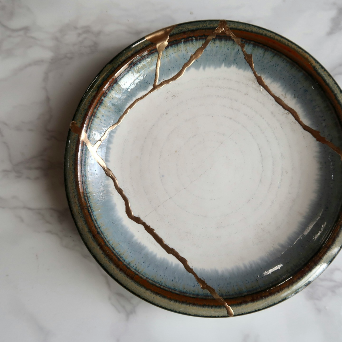 großer teller, hergestellt in kintsugi technik