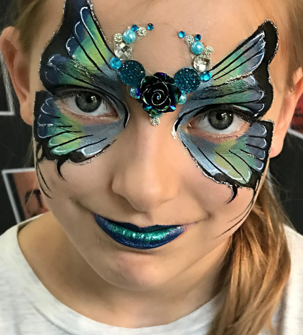 halloween schminke in blautönen schmetterling blauer lippenstift