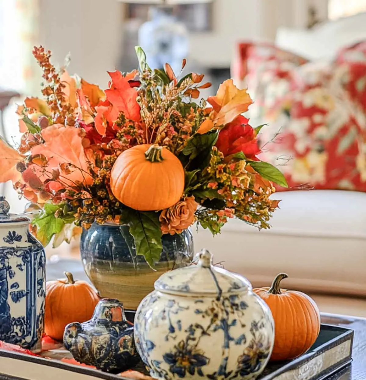 herbstdeko herbstlicher strauß in vase mit kürbissen