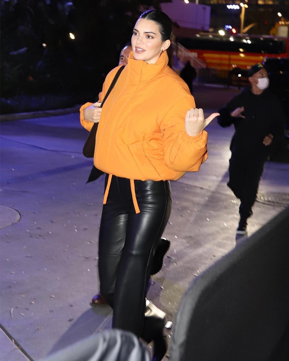 kendall jenner mit orange daunenjacke