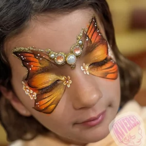 kind als schmetterling schminken orange und gelbtöne mit strasssteinen und perlen