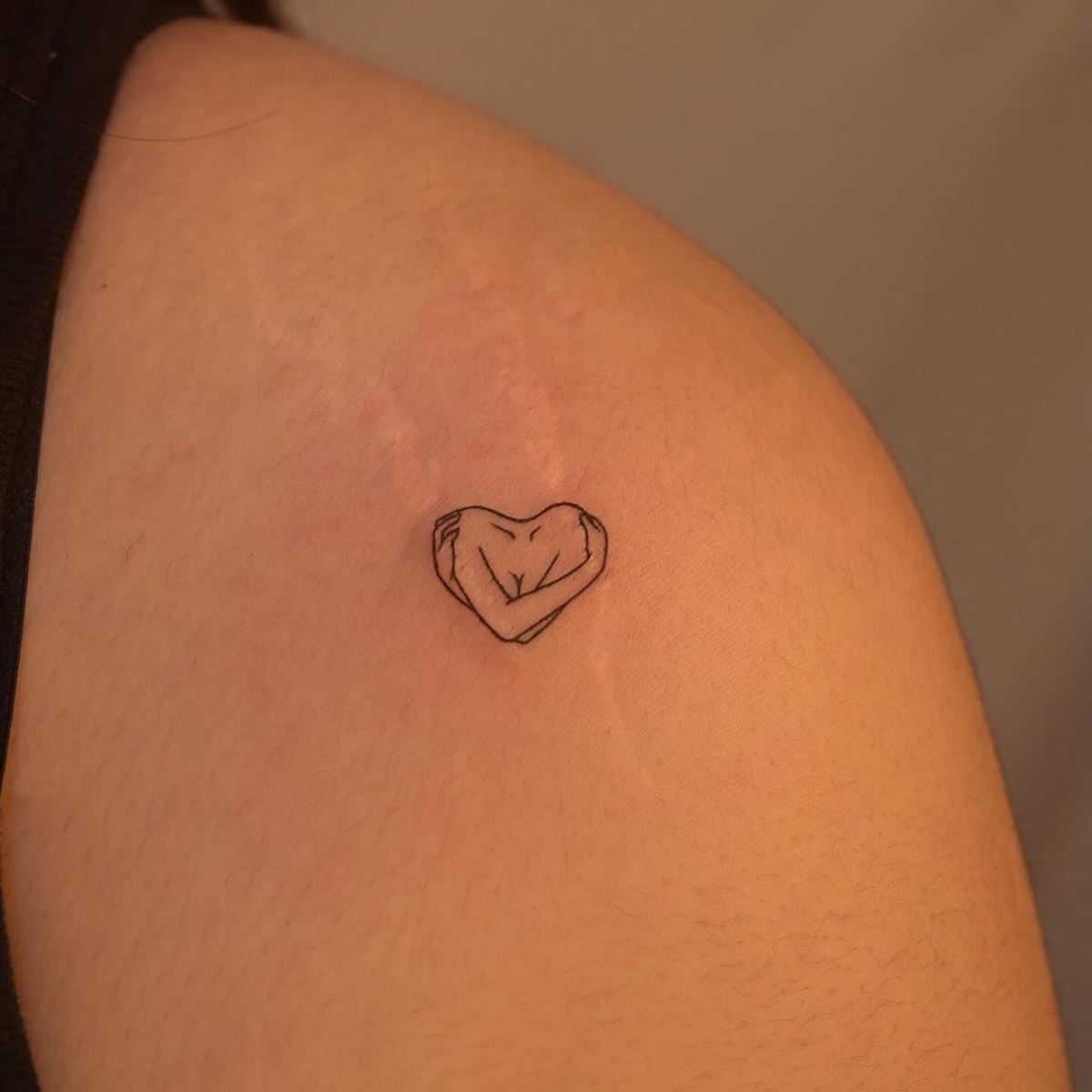 kleine frauen tattoo mit großem symbol