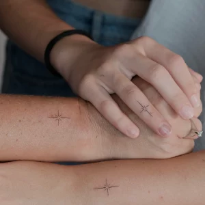 kleine tattoos auf den händen von frauen